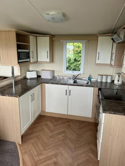 Red Squirrel Holiday Home In The Countryside, 10 Mins To Lligwy Beach Llandyfrydog Kültér fotó